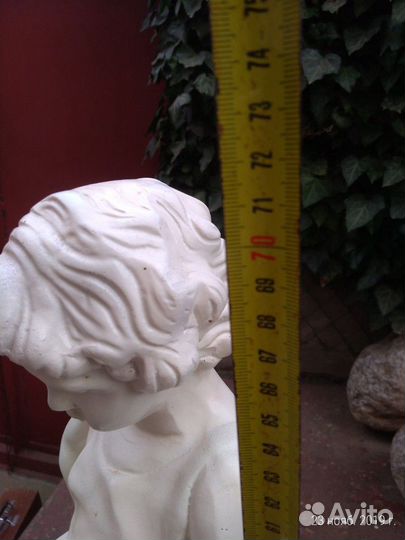 Декоративная фигурка мальчика с ракушкой