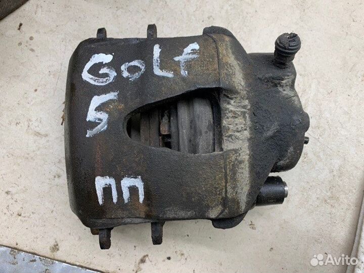 Суппорт передний правый Volkswagen Golf 5 хейтчбек