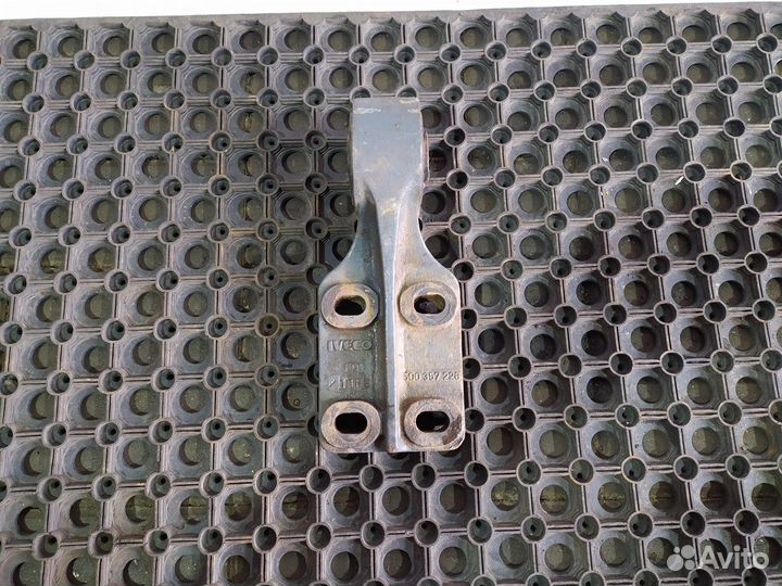 500357225 Кронштейн торсиона кабины левый