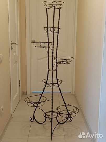 Напольная кованая подставка для цветов