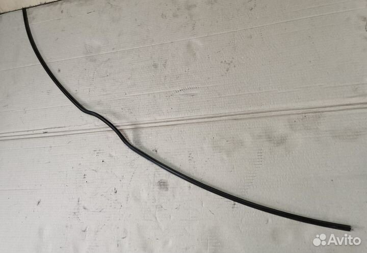 Нижний молдинг лобового стекла Mercedes W124