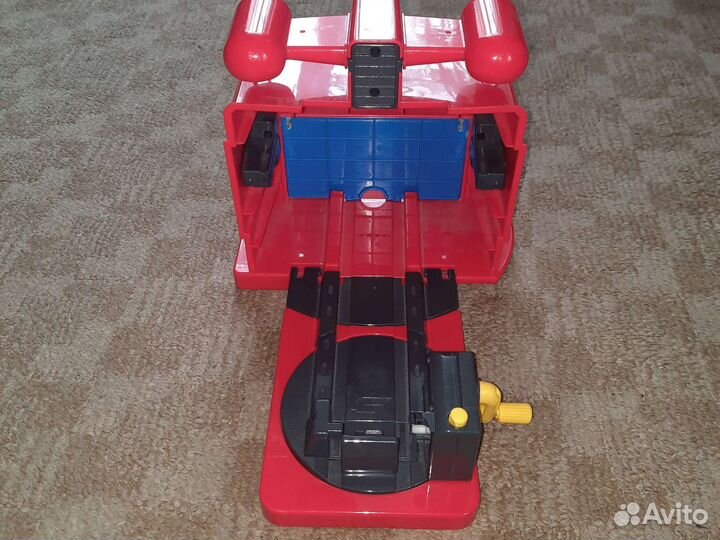 Игрушка с самолетом