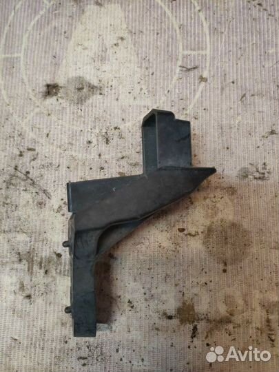 Крепление бампера правое Mitsubishi Outlander Xl