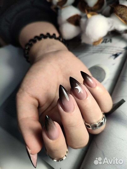 Наращивание ногтей и педикюр