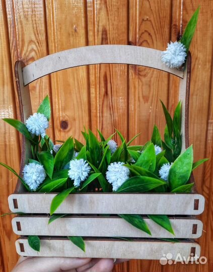 Корзина с искусственной зеленью декоративная