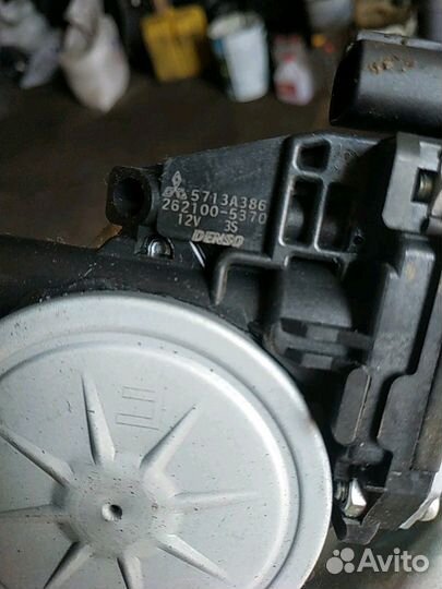 Стеклоподъемник передний правый mitsubishi outland