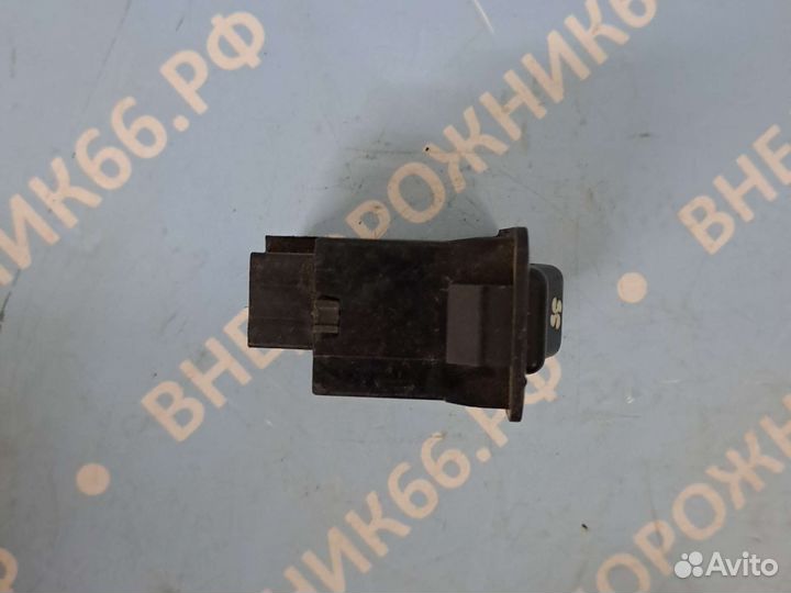 Кнопка включения задней печки белая Pajero 2 97-99