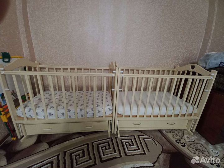 Детская кроватка с маятником и ящиком