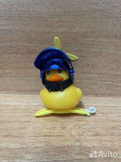 Уточка в машину в шлеме
