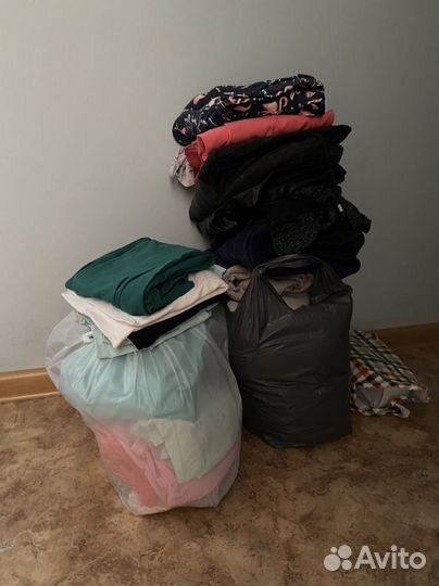Отдам даром бесплатно женские вещи