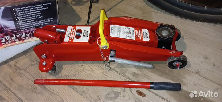 Домкрат гидравлический подкатной 2т