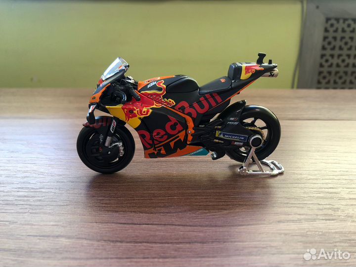 Maisto 1:18 - Мотоцикл Red Bull KTM Factory Racing