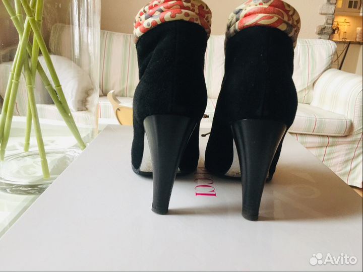 В продаже ботильоны Emilio Pucci