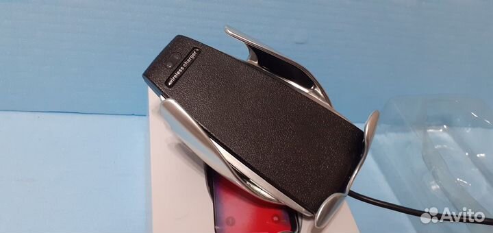 Сенсорный держатель с беспроводной зарядкой