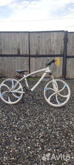 Велосипед на литых дисках BMW