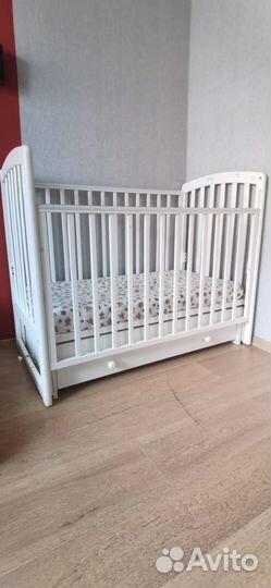 Детская кроватка с маятником