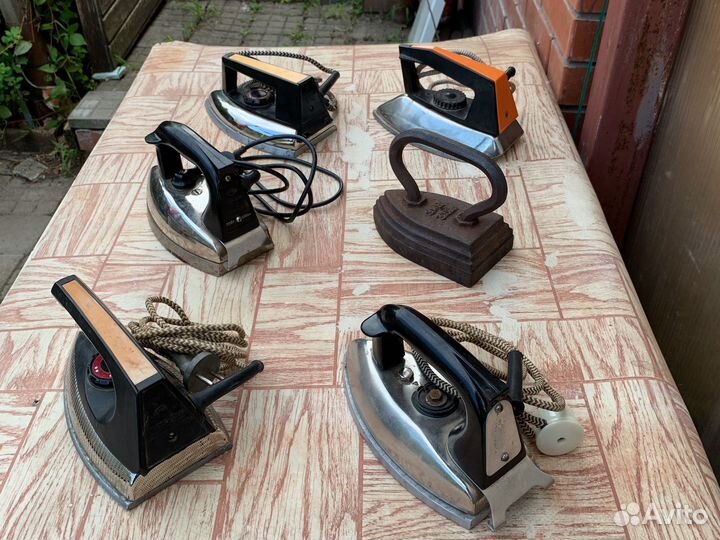 Коллекция винтажных утюгов времен СССР
