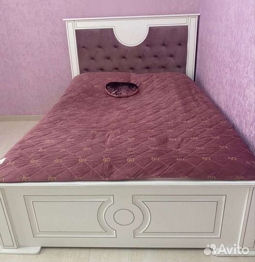 Мебель в детскую: кровать, письменный стол, шкаф