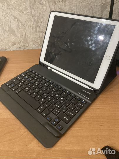 Чехол с клавиатурой iPad 9.7