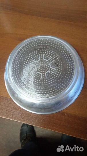 Невысокая ёмкость для кормления животных