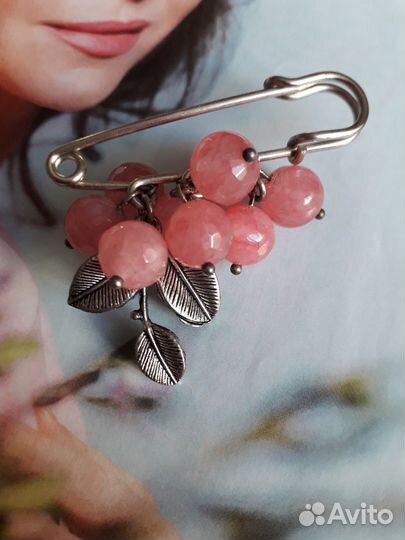 Очаровательная брошь с натуральными камнями