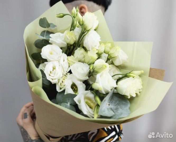 Букет из эустом и эвкалипта