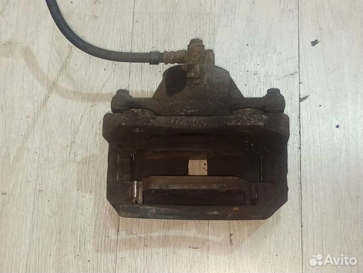 Суппорт передний левый Nissan Primera P12 лифтбек