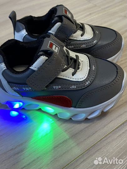 Кроссовки на мальчика в отличном состоянии р 21