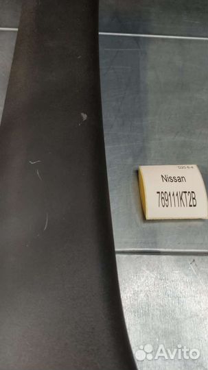 Накладка передней стойки Nissan