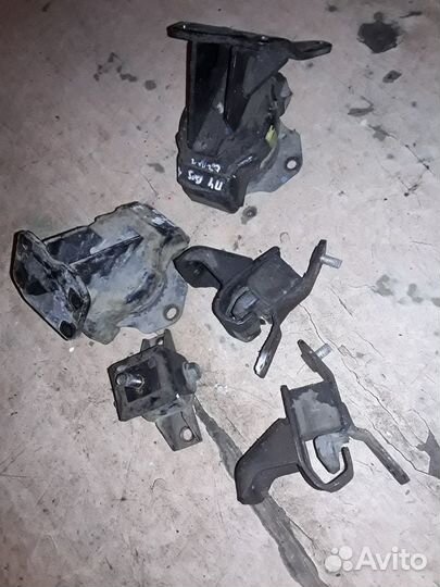 Mitsubishi pajero 4 подушка опора двигателя