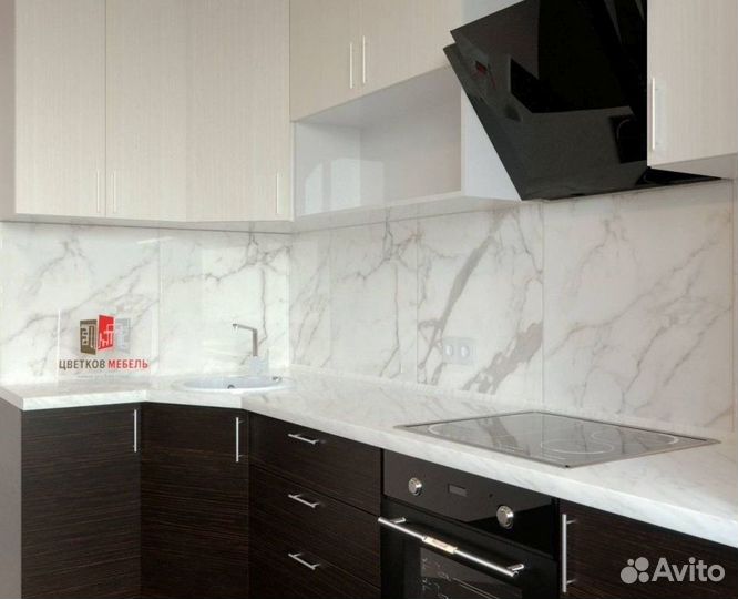 Кухня с антресолями до потолка артикул 63706