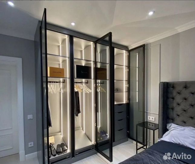 Шкаф с витринными фасадами