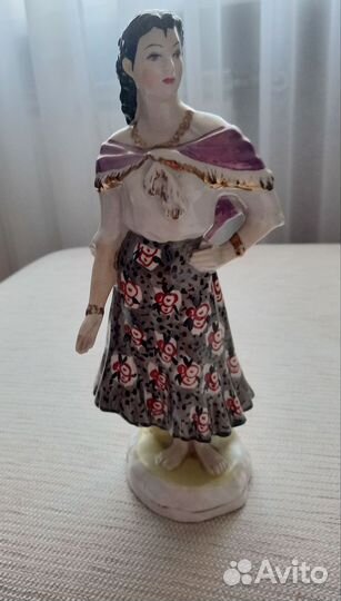 Фарфоровая статуэтка 