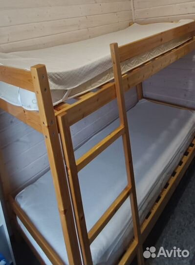 Двухъярусная деревянная кровать