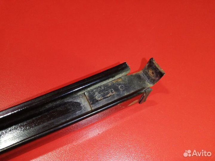 Направляющая стекла двери задняя правая Suzuki