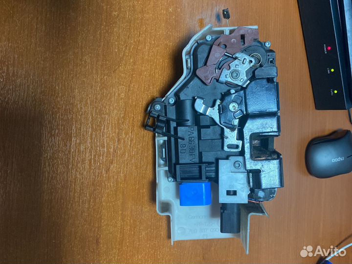 Замок двери передний правой touareg 1
