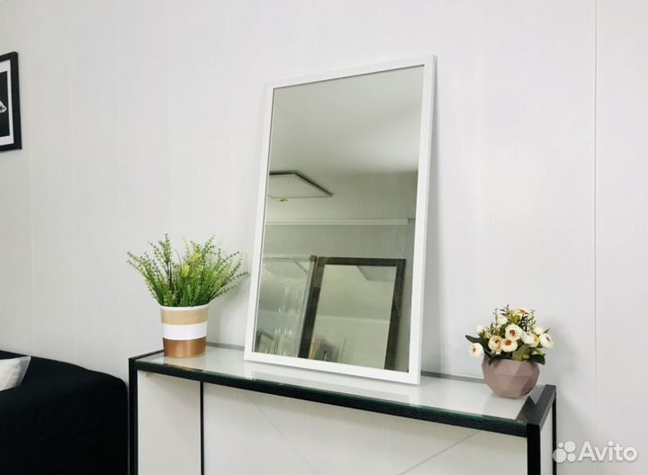 Зеркало в белой раме