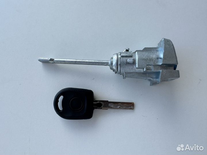 Личинка Volkswagen Bora левой двери с ключом