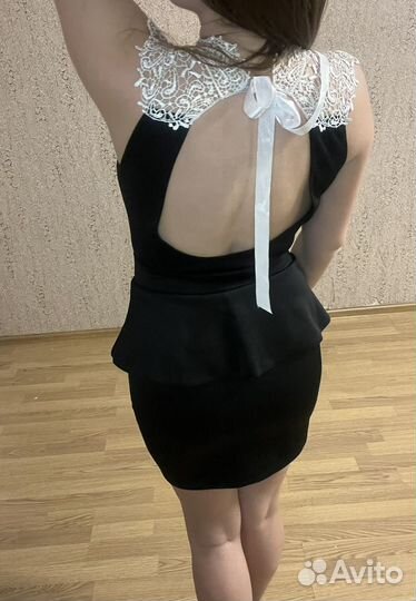 Платье 42 с открытой спиной и баской вечернее