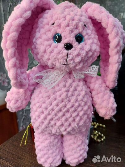 Вязаная игрушка зайчик и пинетки