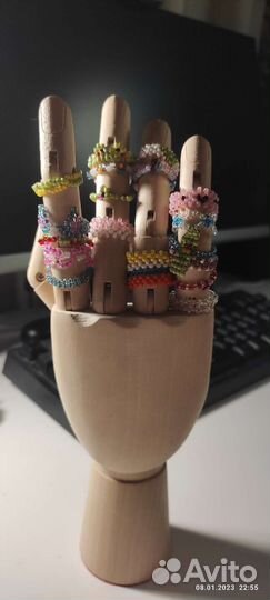 Рука с кольцами из бисера