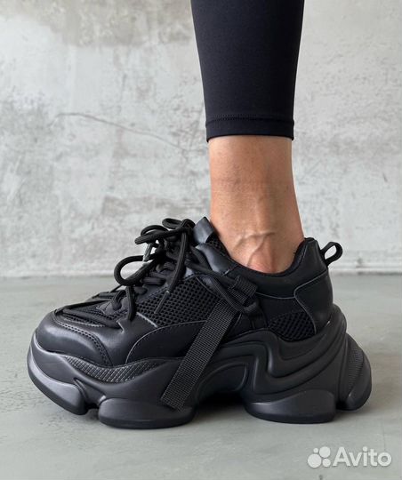 Кроссовки женские