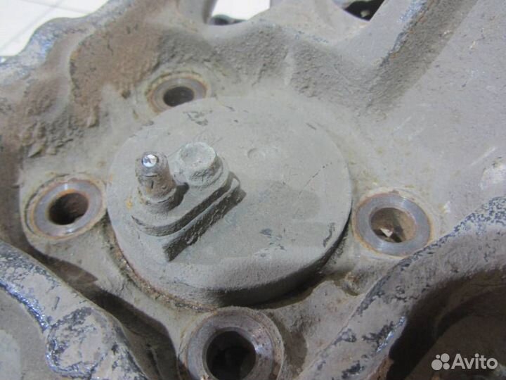 Кулак задний правый Мазда