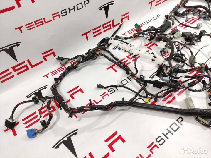 Электропроводка приборной панели кузова Tesla