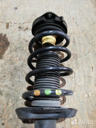 Стойка амортизатора передняя Volkswagen Passat B6