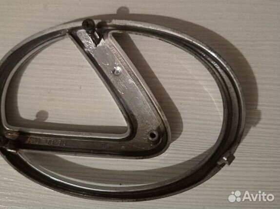 Эмблема Lexus