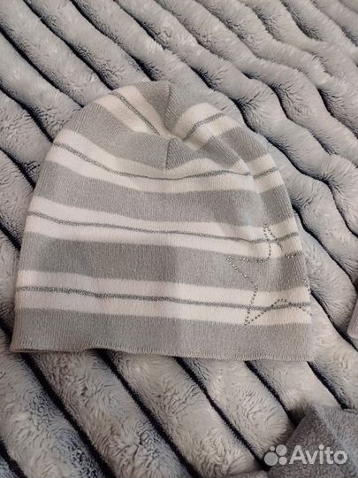 Манишка и 2 шапки