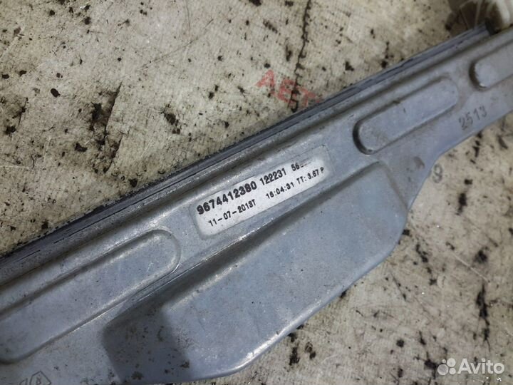 Стеклоподъемник передний правый Peugeot 301