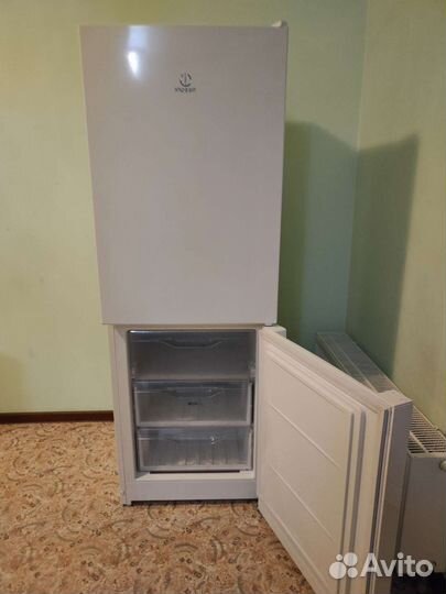 Холодильник Indesit