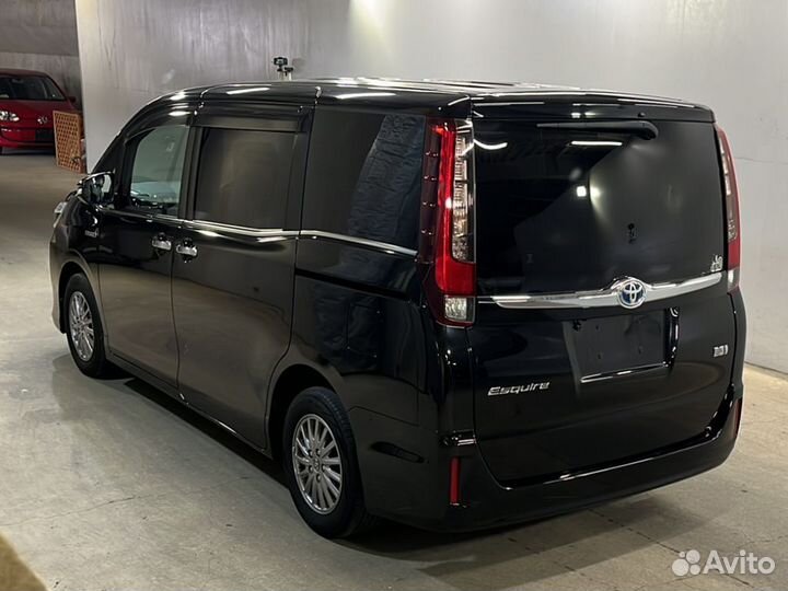 В разборе toyota esquire 2015